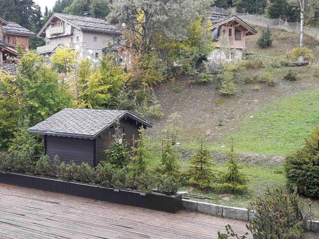 Vonkajšia záhrada v ubytovaní Appartement 3 pièces skis aux pieds, balcon, garage, Wi-Fi à Courchevel 1550 - FR-1-514-74