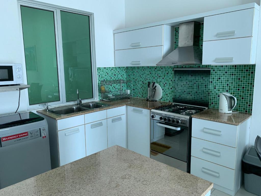 Kuchyň nebo kuchyňský kout v ubytování MCITI Suites