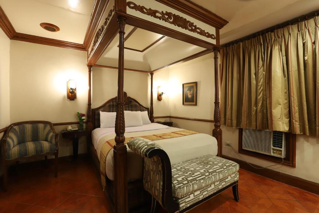 Postel nebo postele na pokoji v ubytování Camelot Hotel Quezon City powered by Cocotel