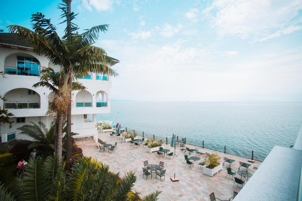 - une vue sur l'océan depuis le balcon de l'hôtel dans l'établissement Cap Kivu Hôtel, à Goma