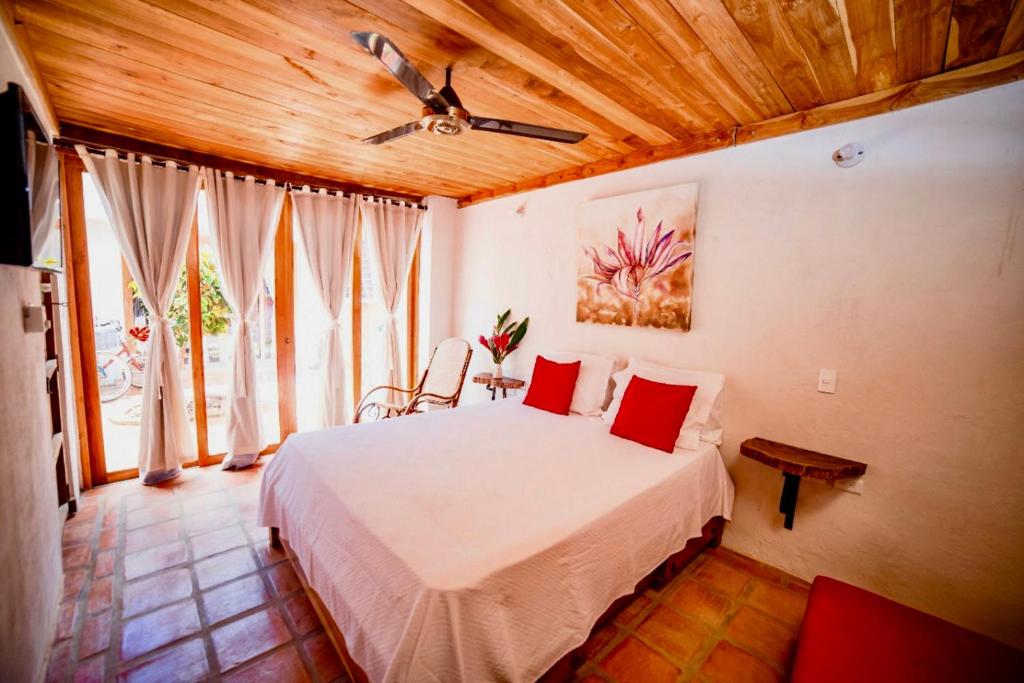 a bedroom with a bed and a ceiling fan at Casa Portal de la Bodega in Mompos