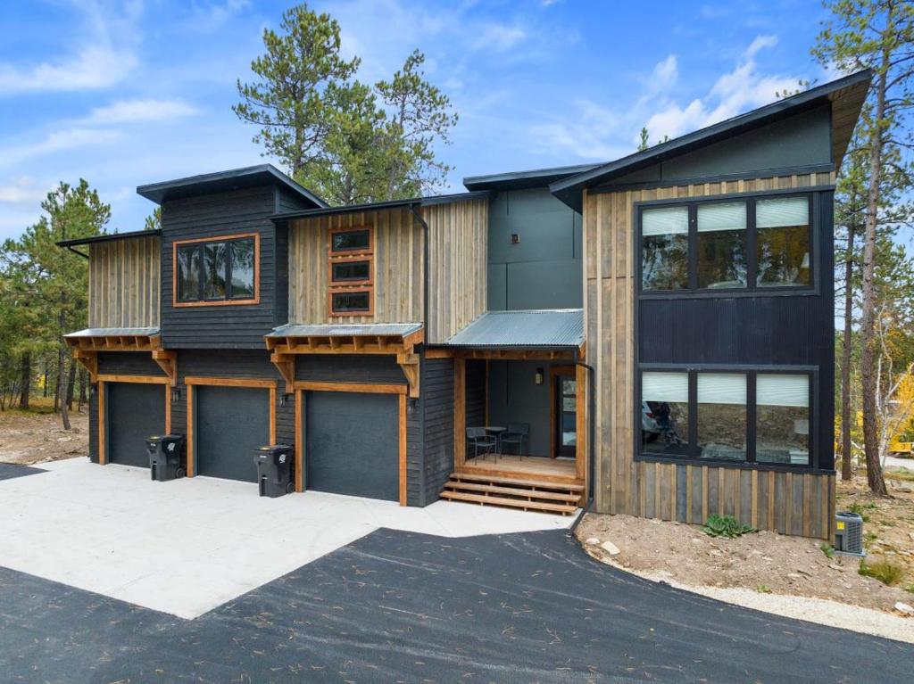 Make Time Lodge In Powder House Pass, Lead (updated prices 2024)