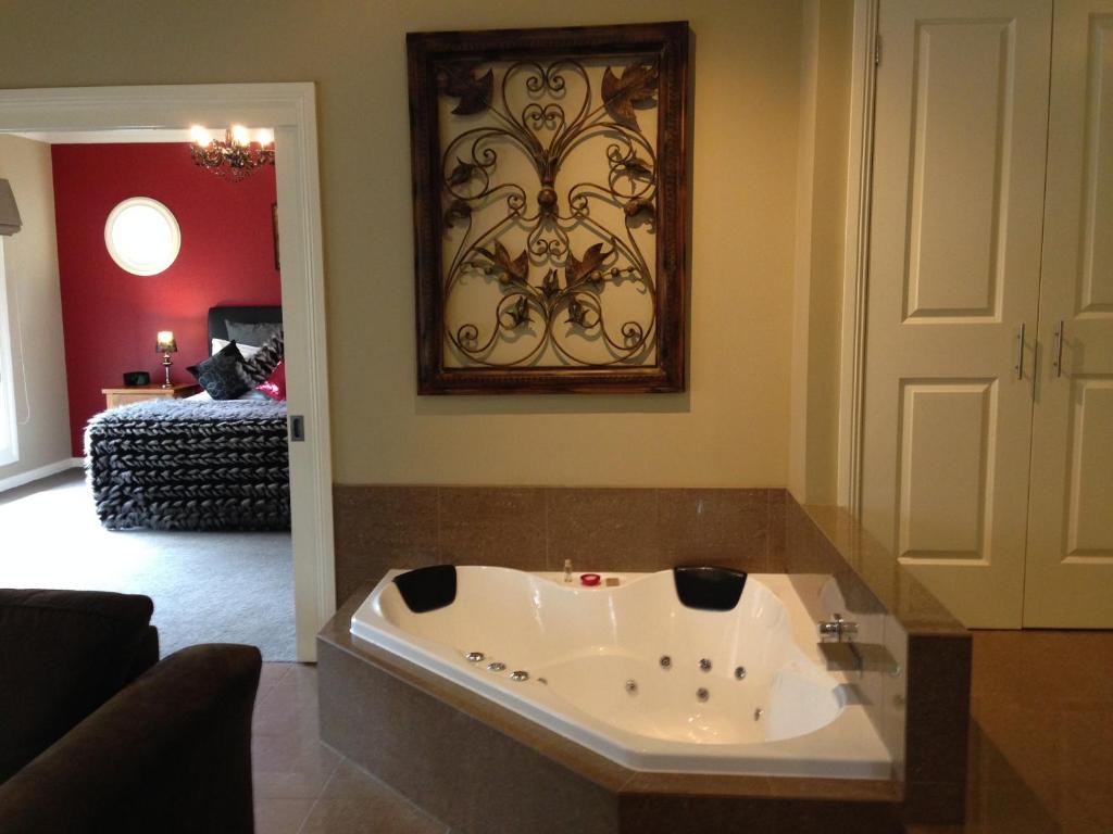 3 Kings Bed and Breakfast في Yarra Junction: حوض استحمام في منتصف غرفة المعيشة