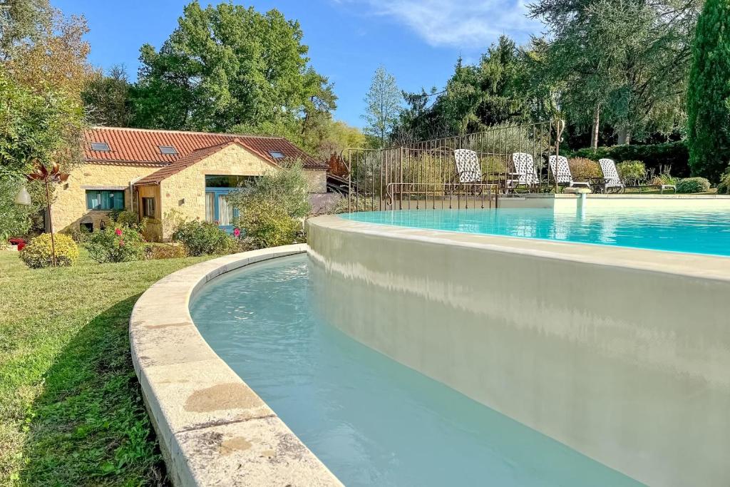 The swimming pool at or close to Magnificent Guest House on the bank of the Dordogne river