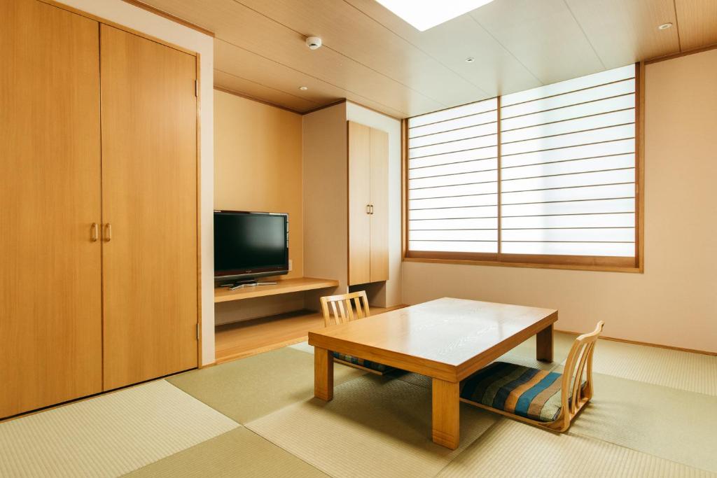 TV a/nebo společenská místnost v ubytování KAMENOI HOTEL Yanagawa