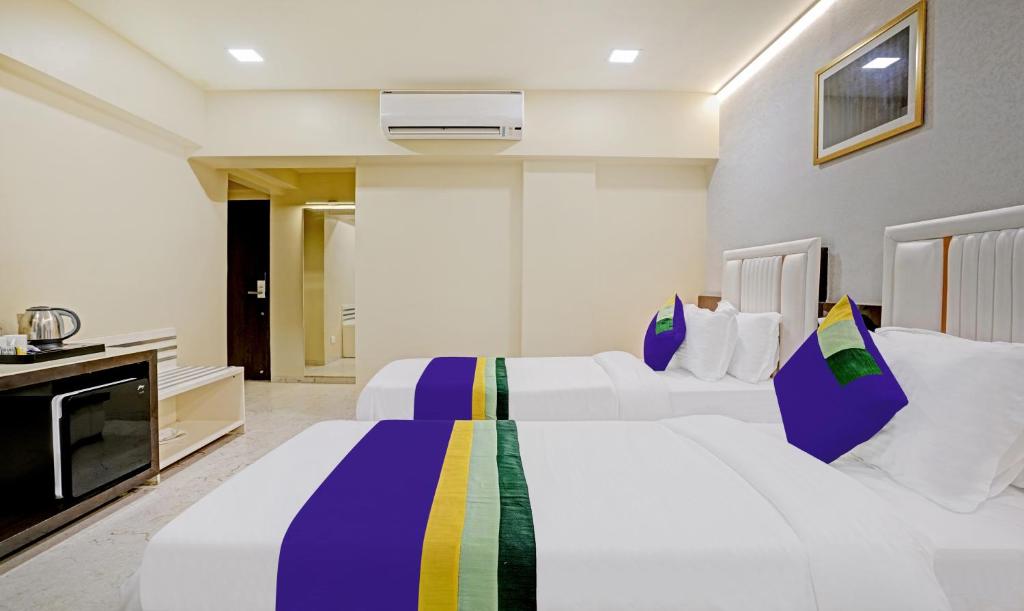 Postel nebo postele na pokoji v ubytování Treebo Premium Golden Bliss Trimurti Nagar Square