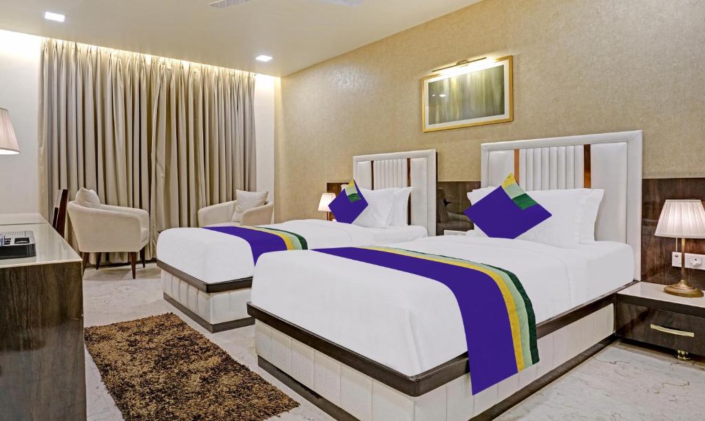 Postel nebo postele na pokoji v ubytování Treebo Premium Golden Bliss Trimurti Nagar Square