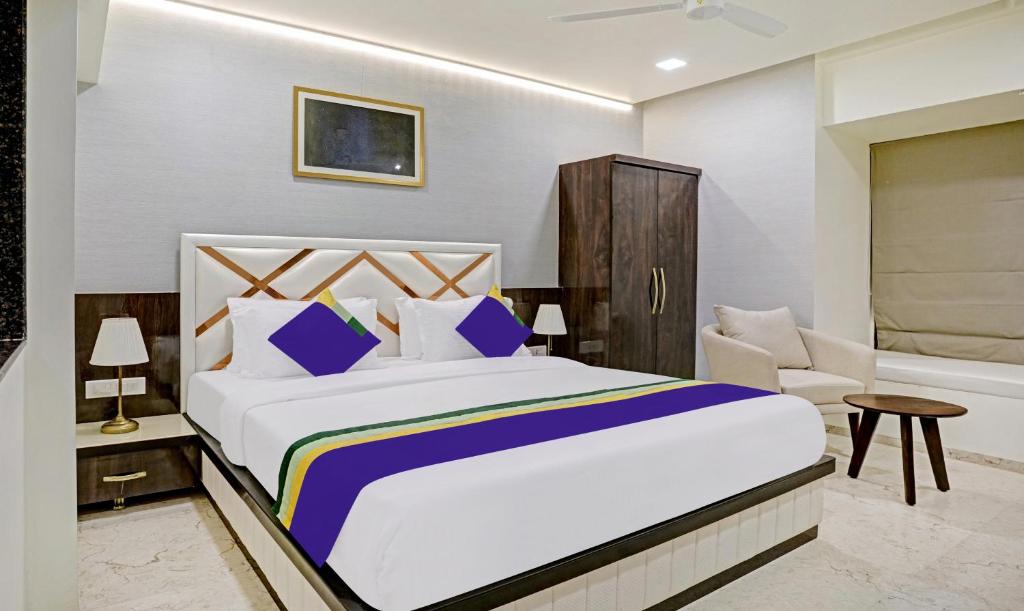 Postel nebo postele na pokoji v ubytování Treebo Premium Golden Bliss Trimurti Nagar Square