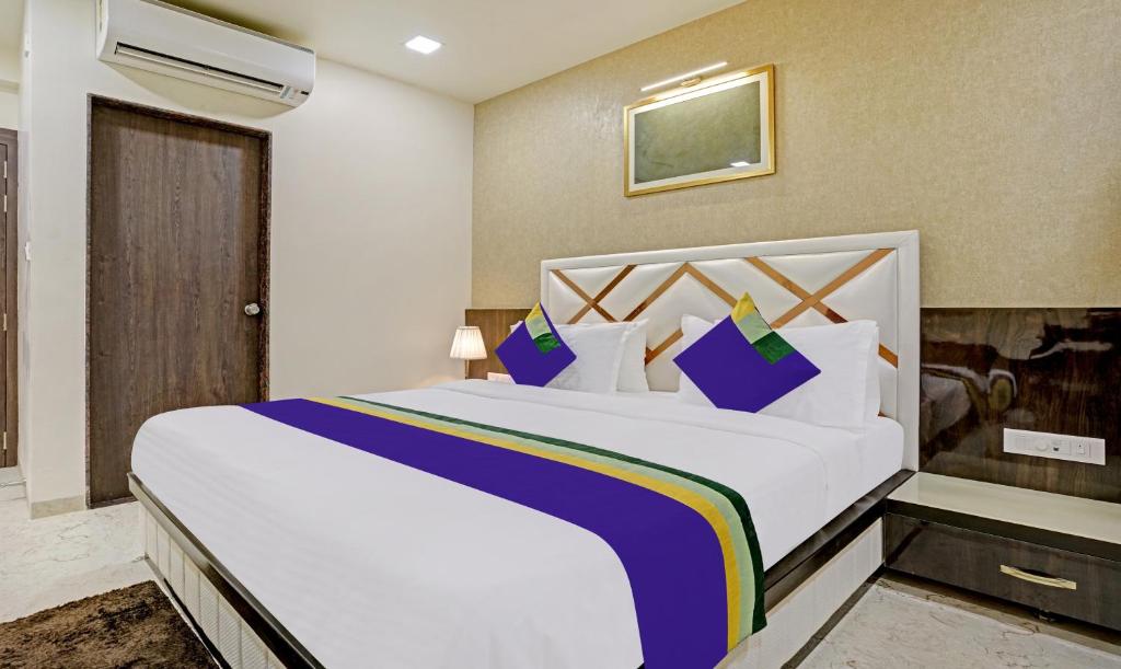 Postel nebo postele na pokoji v ubytování Treebo Premium Golden Bliss Trimurti Nagar Square