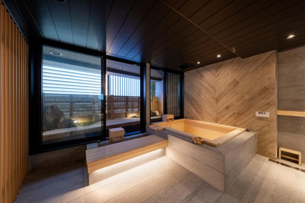bañera en una habitación con ventana grande en 夢住凛ーMu Ju Rinー en Kioto