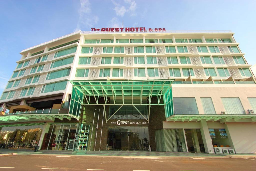 een gebouw met een bord erop bij The Guest Hotel & Spa in Port Dickson
