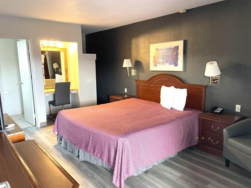 Postel nebo postele na pokoji v ubytování Downtown Inn