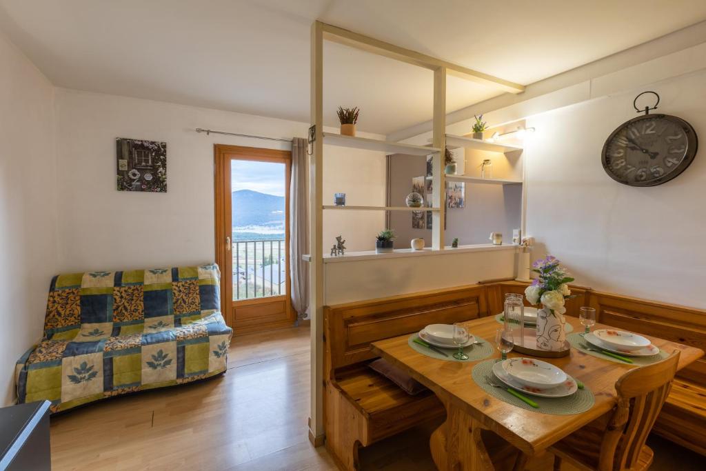 un salon avec une table et un canapé dans l'établissement Le Solaire, aux Angles