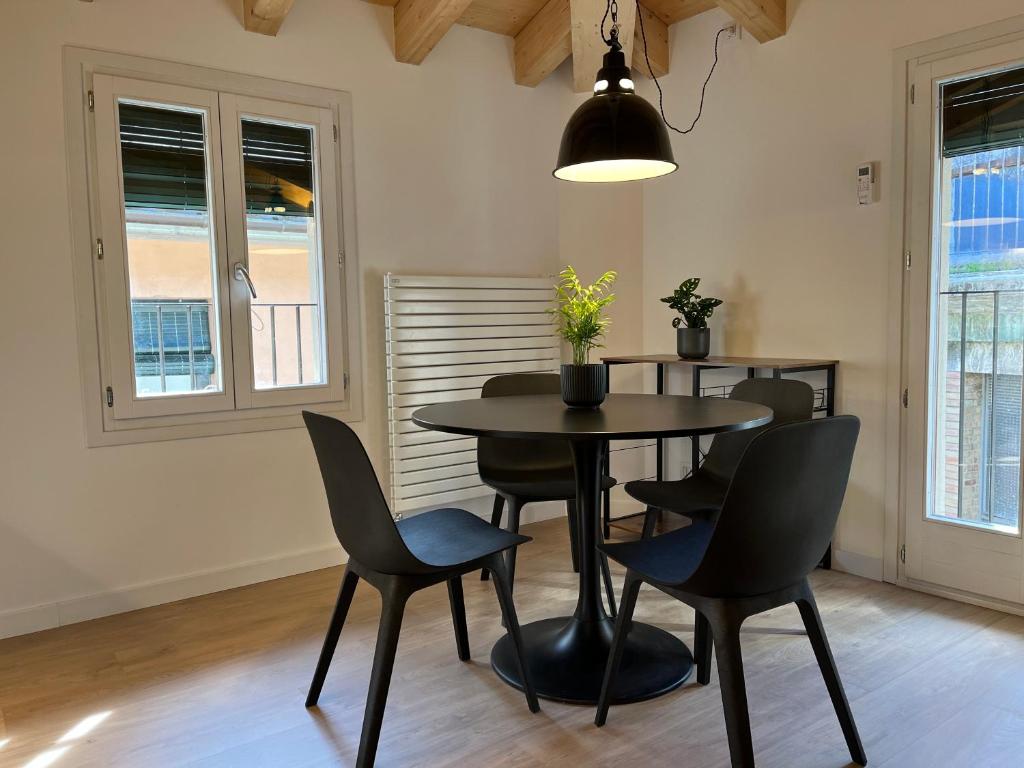 a dining room with a black table and chairs at Apartaments ApturVic en el Centre Històric in Vic