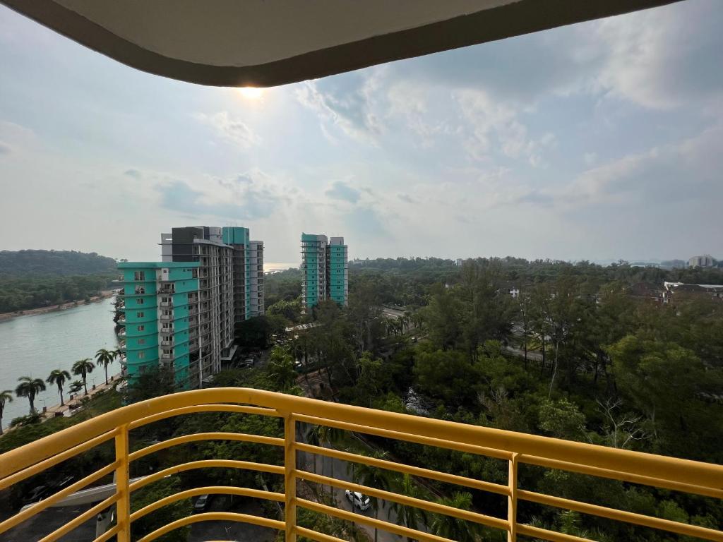 d'un balcon avec vue sur la rivière et les bâtiments. dans l'établissement 2 Bedroom Apartment @ Bay View Port Dickson, à Port Dickson