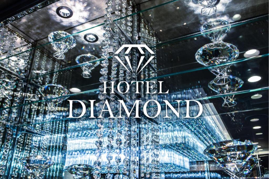 un cartello per un negozio di diamanti con cristalli e lampadari a braccio; di Hotel DIAMOND a Tokyo
