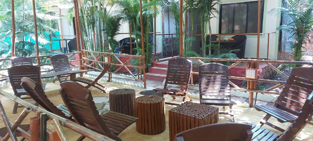 un ensemble de chaises et de tables sur un balcon dans l'établissement Nature of Arambol, à Arambol