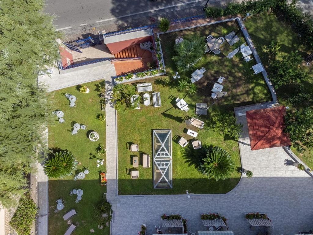una vista aérea de una casa con patio en Giardino Archeologico, en Sorrento