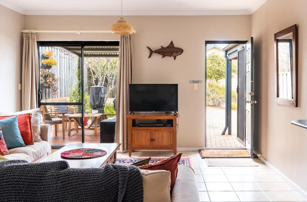 een woonkamer met een bank en een tv bij Lime Tree Haven in Margaret River Town