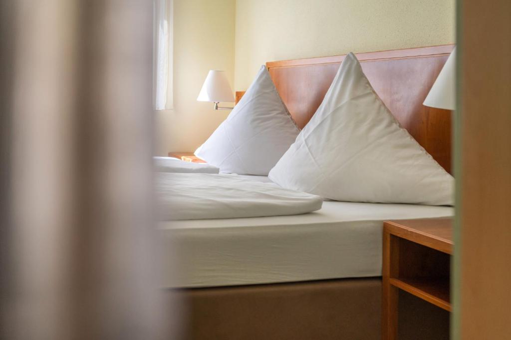 Postel nebo postele na pokoji v ubytování Hotel am Kirchplatz