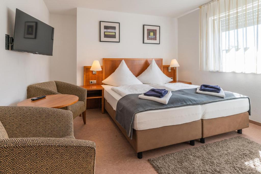 Postel nebo postele na pokoji v ubytování Hotel am Kirchplatz