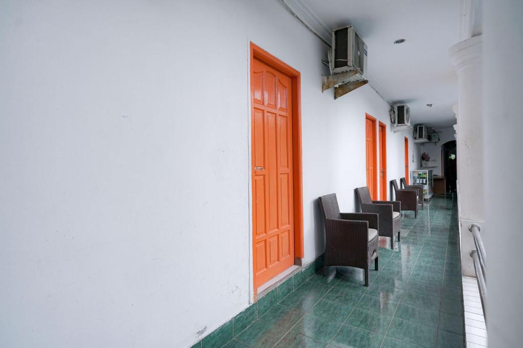 Posezení v ubytování RedDoorz Syariah near Exit Toll Puncak