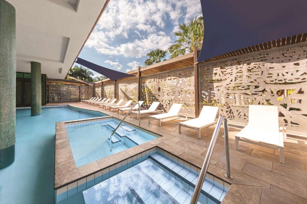 Bazén v ubytování Adina Apartment Hotel Darwin Waterfront nebo v jeho okolí