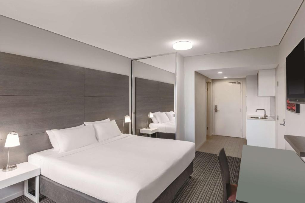 Postel nebo postele na pokoji v ubytování Adina Apartment Hotel Darwin Waterfront