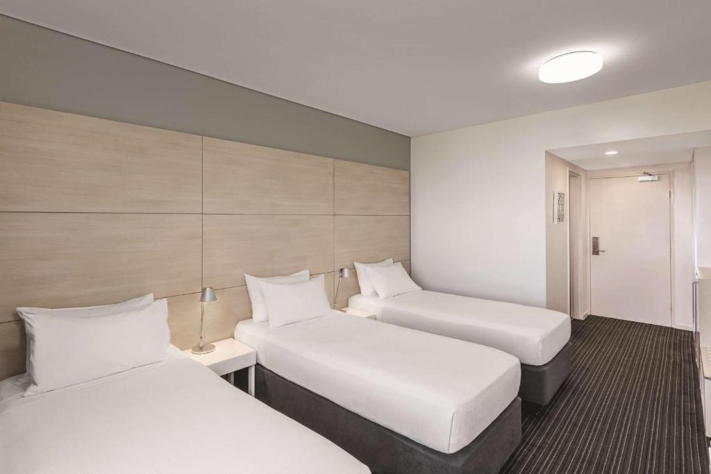 Postel nebo postele na pokoji v ubytování Vibe Hotel Darwin Waterfront