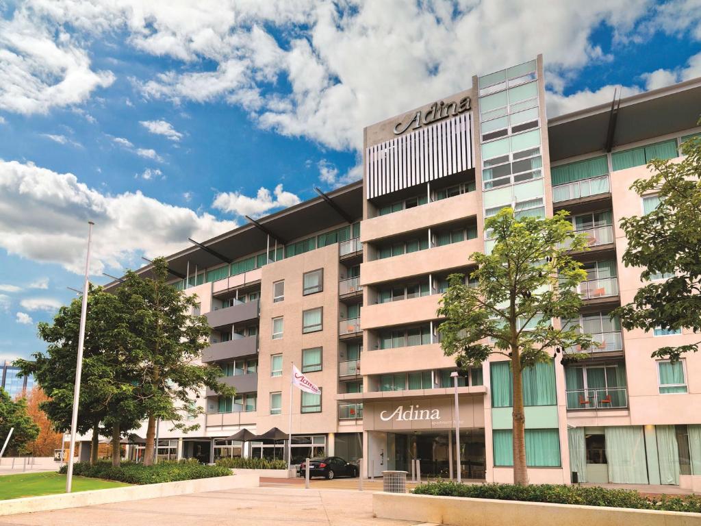 un edificio de oficinas con las palabras Claire en él en Adina Apartment Hotel Perth, en Perth