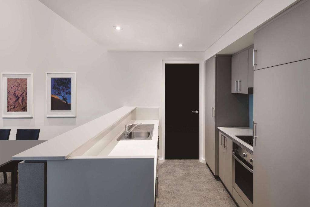 Kuchyň nebo kuchyňský kout v ubytování Adina Apartment Hotel Perth
