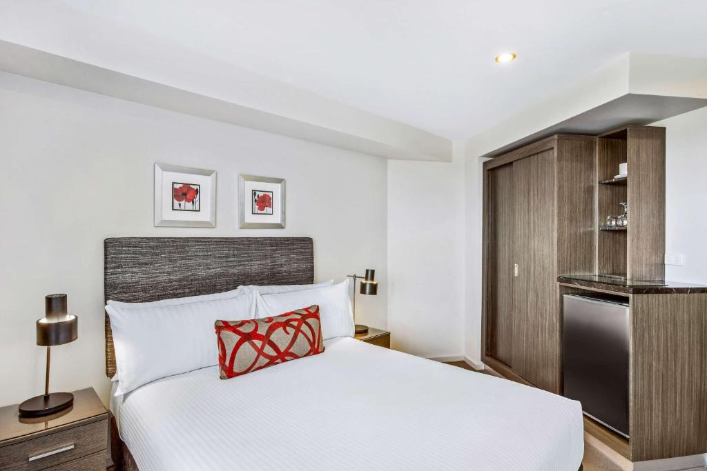 Postel nebo postele na pokoji v ubytování Adina Serviced Apartments Canberra Dickson