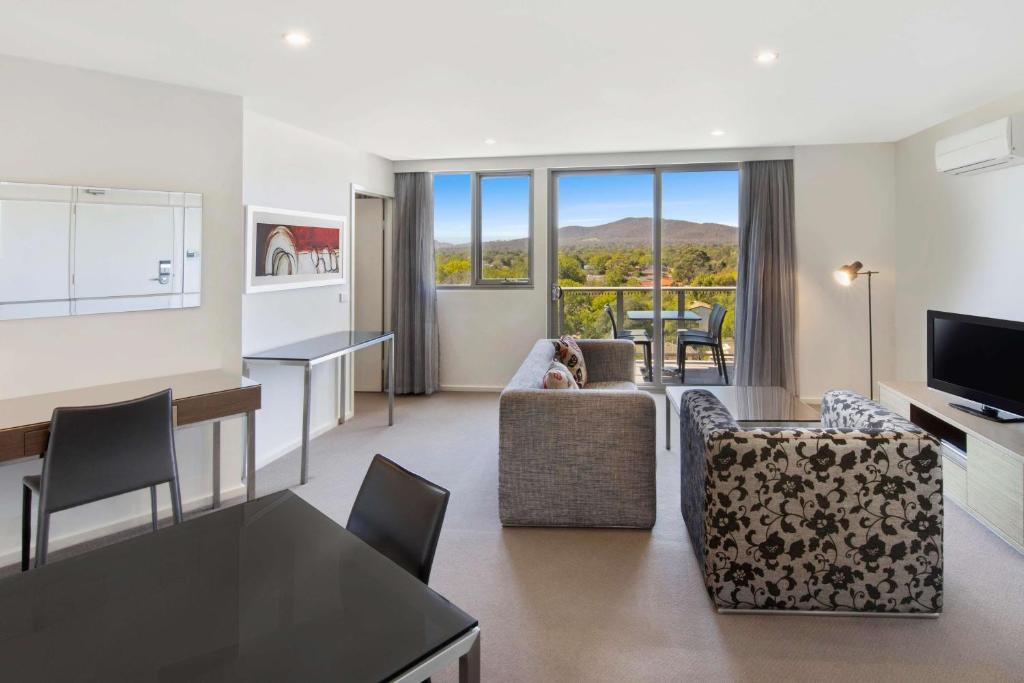 TV a/nebo společenská místnost v ubytování Adina Serviced Apartments Canberra Dickson