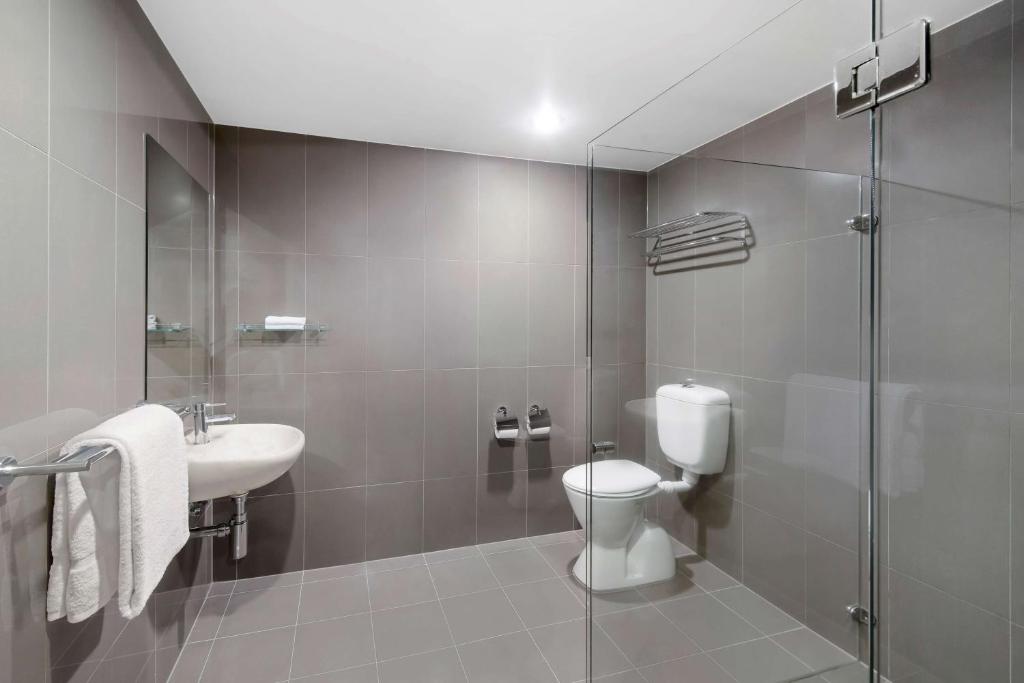 Koupelna v ubytování Adina Serviced Apartments Canberra Dickson