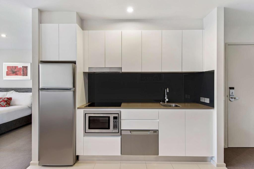 Kuchyň nebo kuchyňský kout v ubytování Adina Serviced Apartments Canberra Dickson