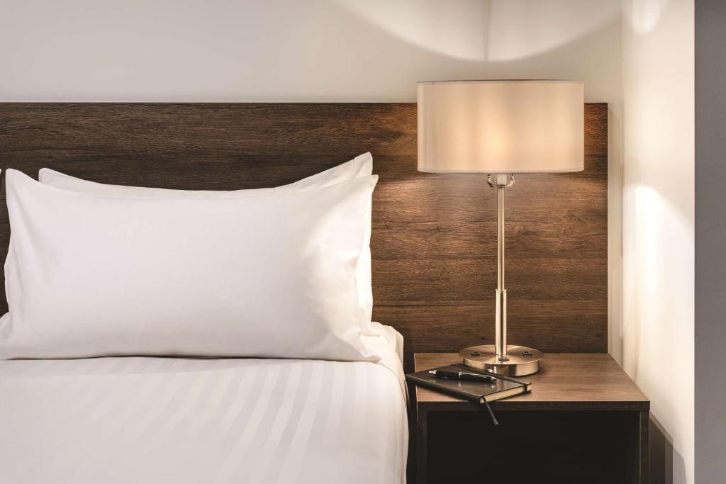 Postel nebo postele na pokoji v ubytování Vibe Hotel Subiaco Perth