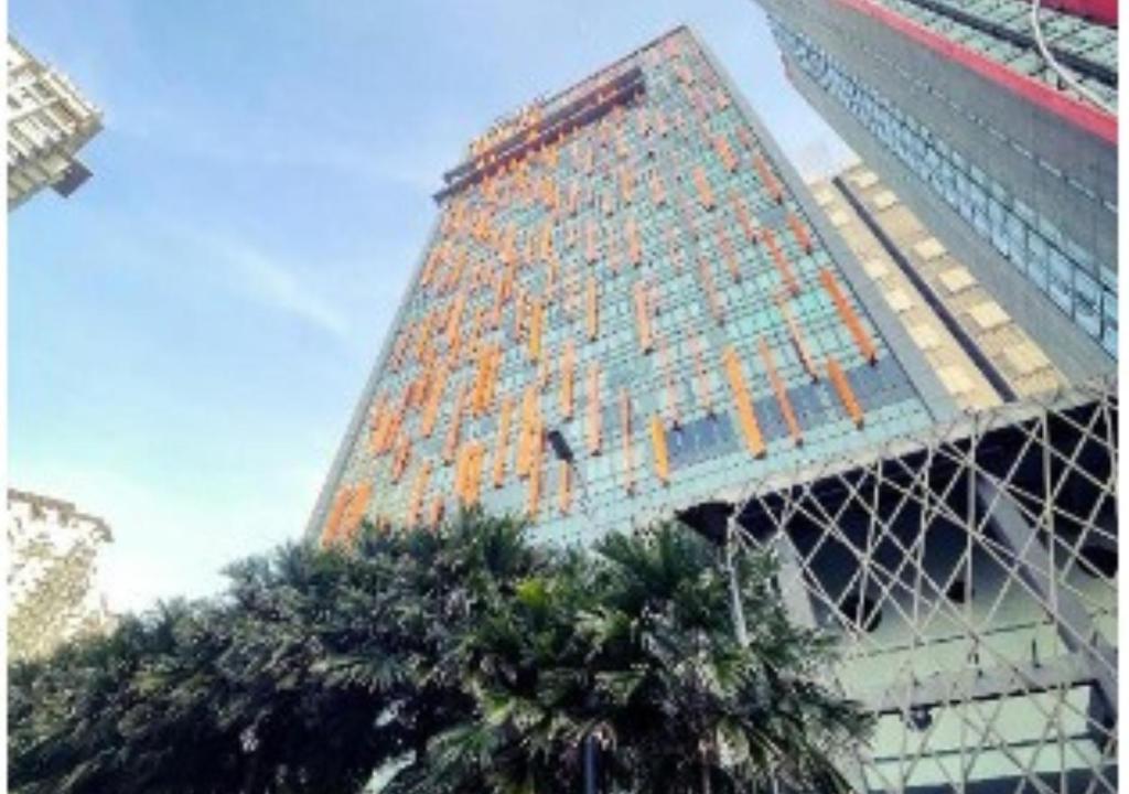 een hoog gebouw met veel ramen bij Hotel Damansara Perdana - Q in Petaling Jaya