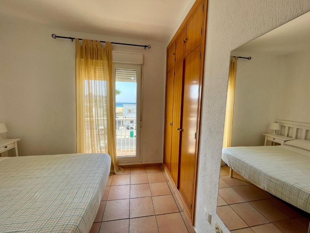 a bedroom with two beds and a window at Apartamento Gaviotas Sureñas in Tarifa