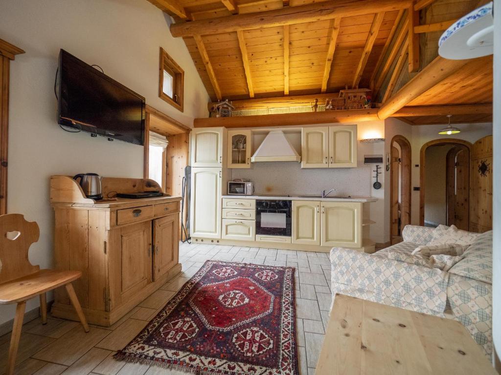 a living room with a couch and a kitchen at Bait da Sandro in Livigno