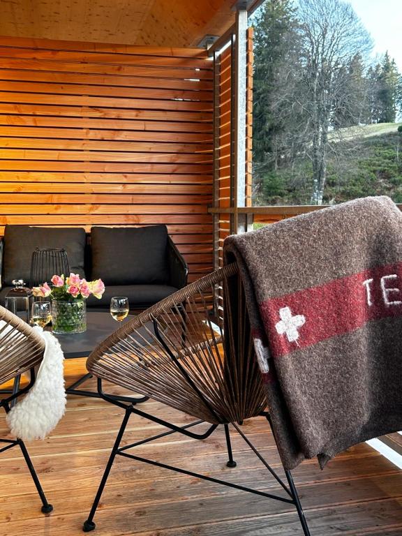 une couverture assise sur une chaise sur une terrasse dans l'établissement Apartment Luise - direkt an der Skipiste - mit Sauna, à Feldberg