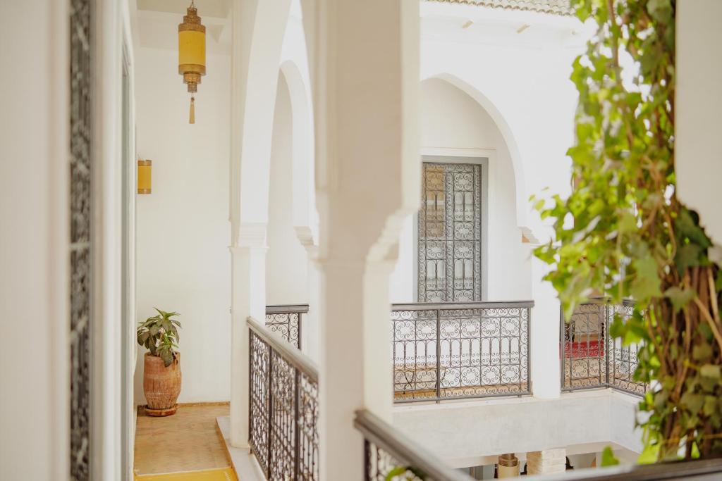 un couloir d'une maison avec un escalier et une fenêtre dans l'établissement Outsite Marrakesh, à Marrakech