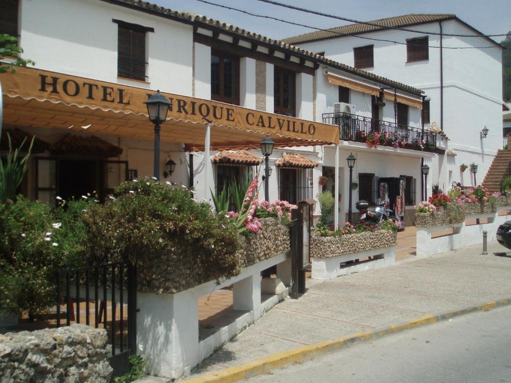 un hôtel dans une rue fleurie et ornée de plantes dans l'établissement Hotel Enrique Calvillo, à El Bosque