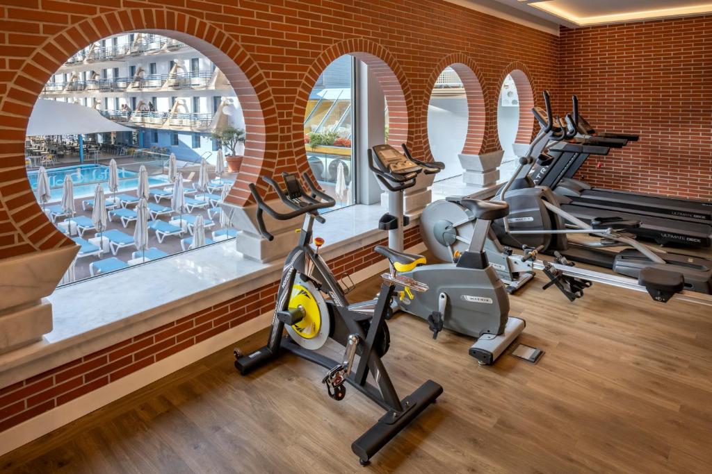 Fitness centrum a/nebo fitness zařízení v ubytování Hotel Alhambra