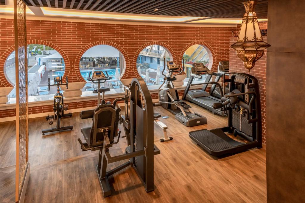 Fitness centrum a/nebo fitness zařízení v ubytování Hotel Alhambra