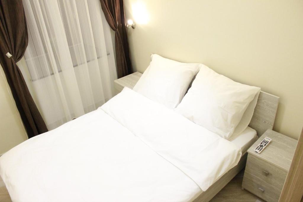 利維夫的住宿－CIello Hostel，一张带白色床单和枕头的床