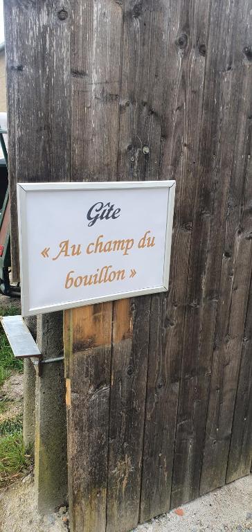 a sign for an energy clinic on a wooden fence at Gite wellness Au champ du bouillon proche de Pairi Daiza et de la ville Ath 