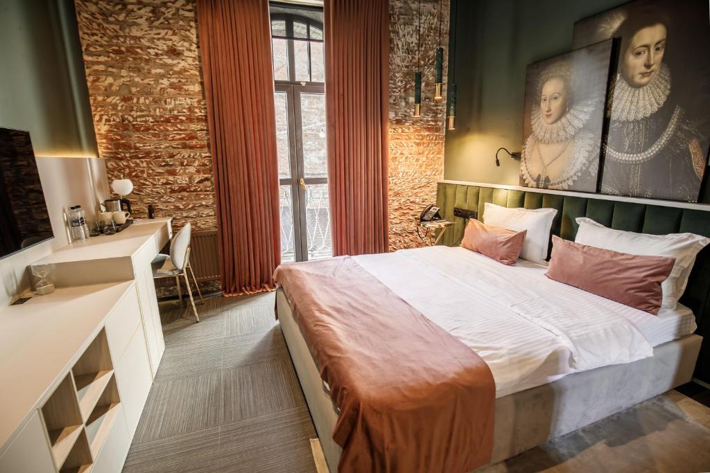 Victoria Deluxe Hotel - 