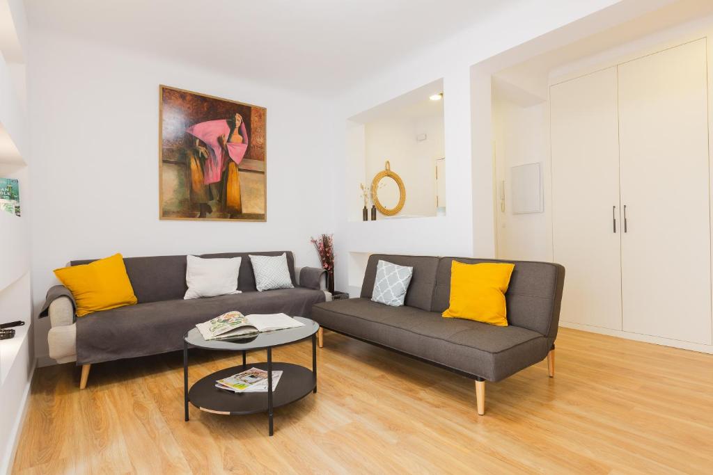 Posedenie v ubytovaní Malagaflat Design Apartment 3 Bedrooms City Centre