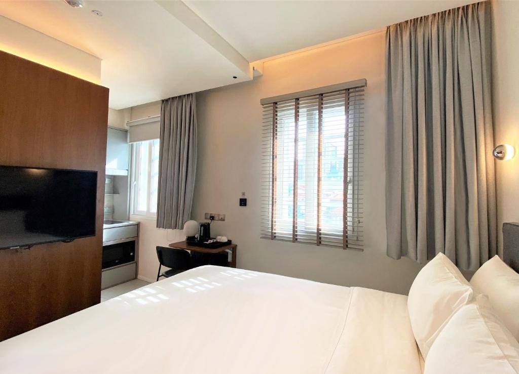 Giường trong phòng chung tại Wanderlust, The Unlimited Collection managed by The Ascott Limited