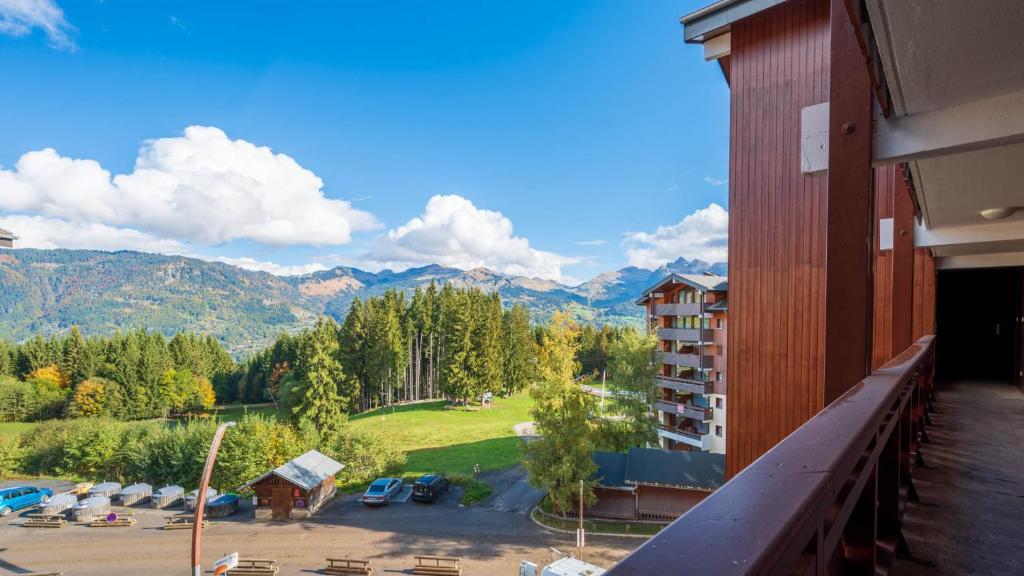 einen Balkon eines Hotels mit Bergblick in der Unterkunft Les Eterlous - 39- Appart pied des pistes 6 pers in Morillon